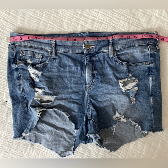TORRID Mid-Rise Distressed Raw Hem Medium Wash Denim Stretch Shorts Size 16 - Picture 6 of 8